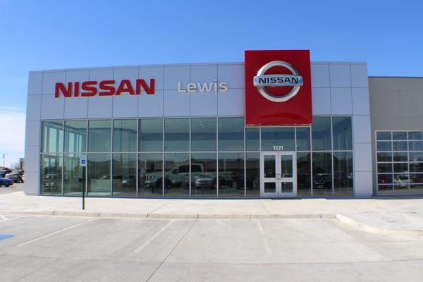 Lewis Nissan of Garden City