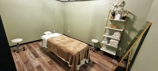 A calm massage room offer serenity vibes