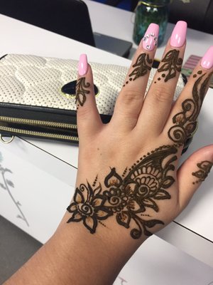 Awesome job with my henna, quick and looked just like the picture I showed her!