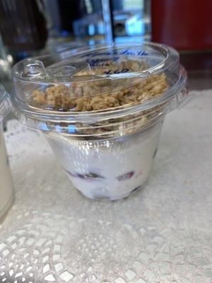 Yogurt fruit and granola parfait