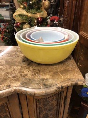 Vintage Pyrex mixing bowls