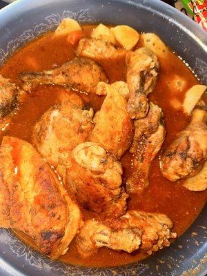 Almuerzos de Pollo guisado . Arroz, ensalda, tortillas y agua fresca