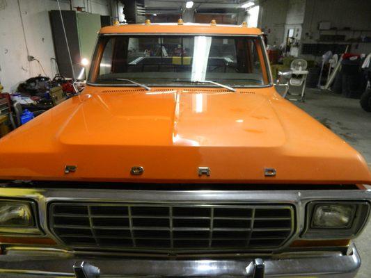 Taking out the oxidation in a beautiful old ford truck