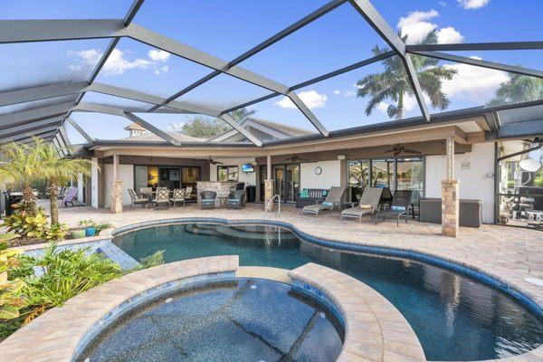 Gorgeous Outside Lanai with Jacuzzi & Gazebo