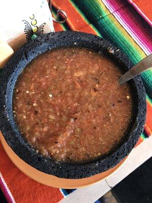 Mira está salcita de jitomate  servida con cecina arroz   y frijoles o pueden ser taquitos lo que tú elijas