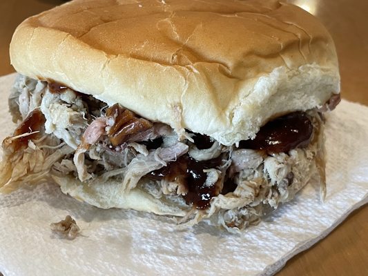 Pulled Pork sandwich with bbq sauce