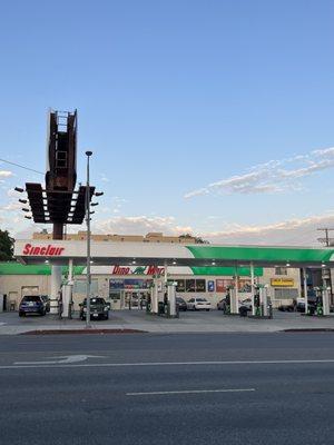 Across the street is The Sinclair Gas Station another Blast from the Past @ Superior Tile in No. Hollywood