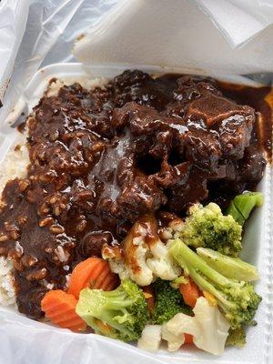 Oxtail with white rice and steamed vegetables. Crack!!!