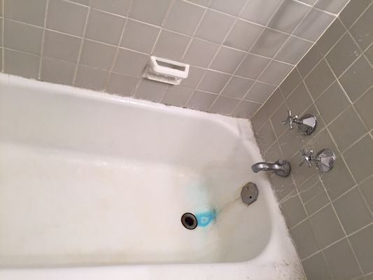 Before picture of a bathtub.