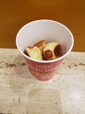 Mini pretzel dog cup