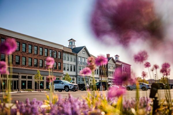 Shopping and Dining at Darien Commons