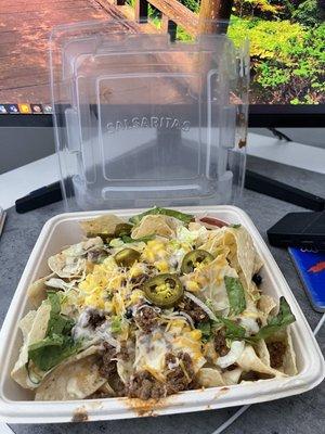 Beef nachos with lettuce, cheese and jalapeños