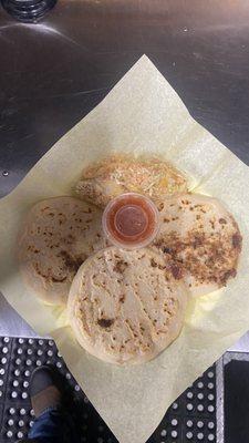 Pupusas revueltas chicharrón y queso