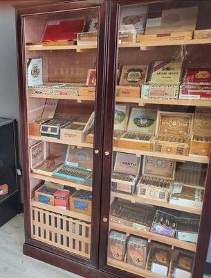 Amazing smoke store! Great selection of cigars, vapes and much more!