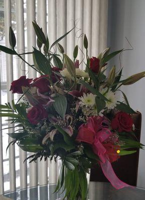 Gorgeous flower arrangement--highly recommend!