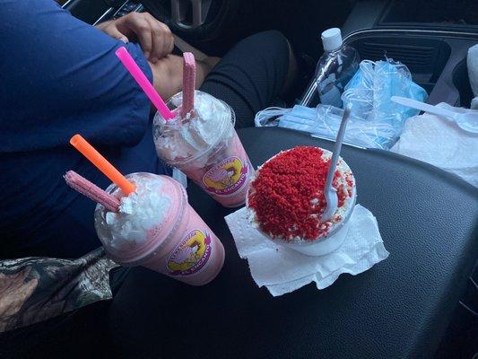 Strawberry shake, fresada & hot Cheetos elote