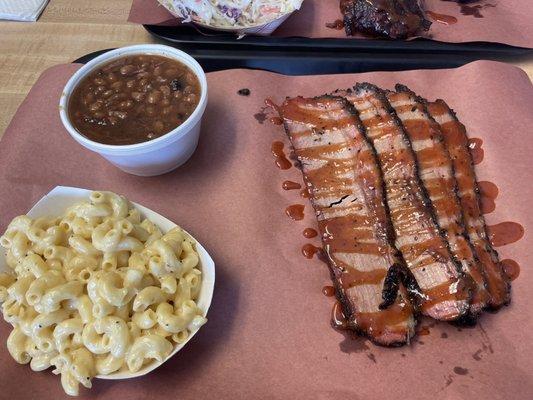 Mac n cheese, baked beans & Brisket