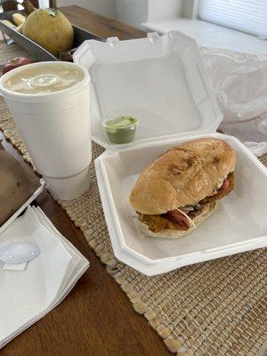 Torta Milanesa De Pollo y Agua Fresca De Piña