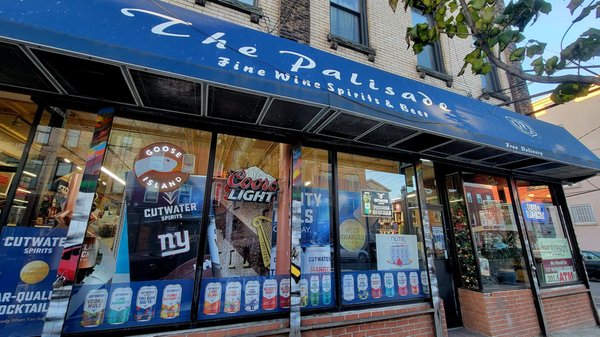 Storefront (12/09/22). #PalisadeWineAndLiquors #JerseyCity #NewJersey