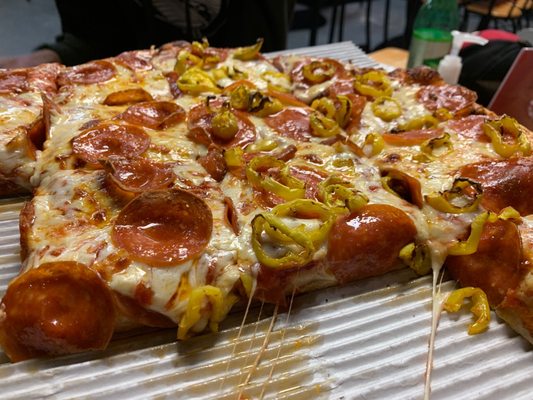 Regular crust with pepperoni and banana peppers on half, extra sauce: AMAZING!! Delicious!!!!