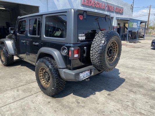 2021 Jeep Wrangler w/ 17x9 Fuel Militia Wheels and 305/70R17 Nitto Ridge Grapplers