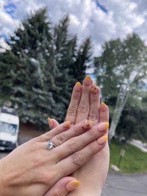 Dip nails w/ color French & apricot design