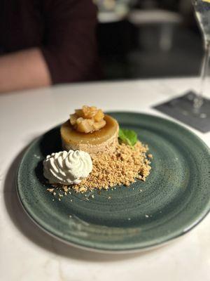 Cinnamon cheesecake with oat crumble and pear gelée