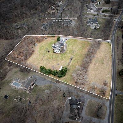 Prospective home buyers can easily see property boundaries from this aerial perspective, assisted by the highlight and border lines.