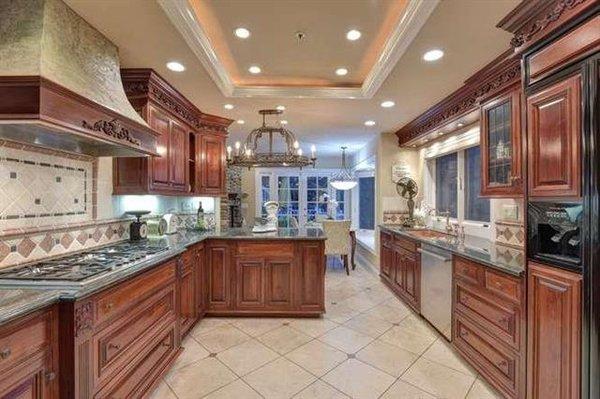 Spacious Kitchen, Dining area.