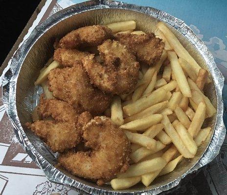 Fried shrimp w/ fries, at Pasquale's Naples Pizza and Pasta in Cream Ridge, NJ.