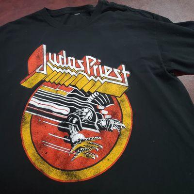 Rad Judas Priest "Screaming for Vengeance" tee.