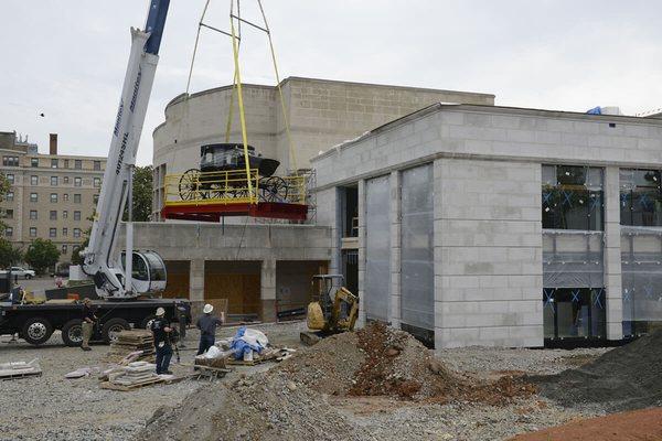 Machinery Movers & Erectors assisted the Virginia Historical Society in their efforts to move an early nineteenth century highstyle carriage