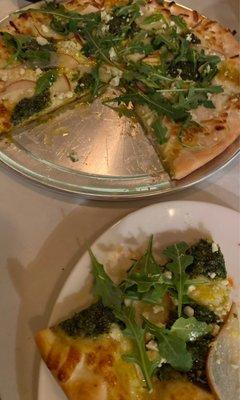 Pesto pizza with blue cheese and pear