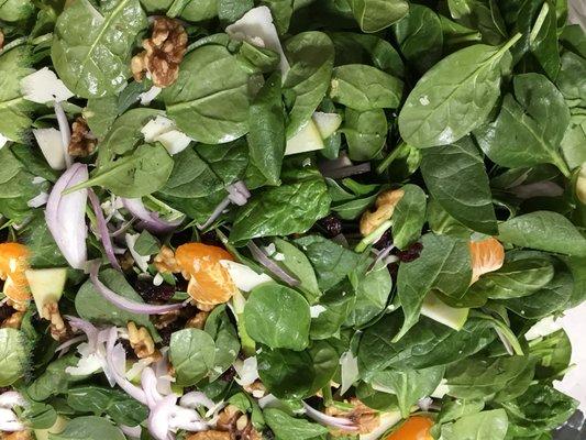 Spinach salad with walnuts, mandarins, onions, tomatoes, onions and green apples