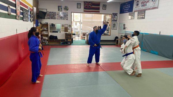 Sensei Allen Kipper teaching class.