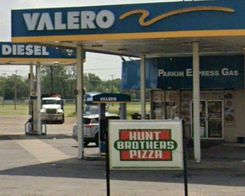 This Valero makes Hunt Brothers pizzas.