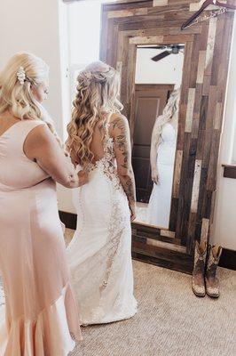 Gorgeous bride and mother of the bride. Sweet boho vibes