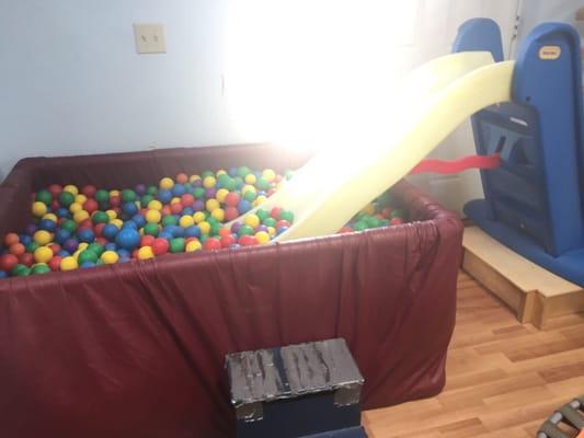 Slide with ball pit