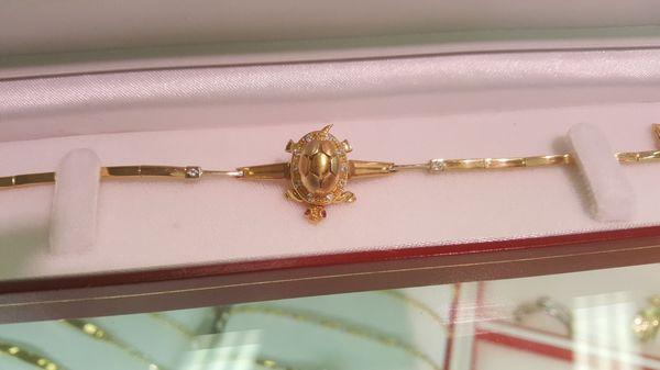 14kt solid gold. Turtle lady bracelet. Korean made fine jewelry.