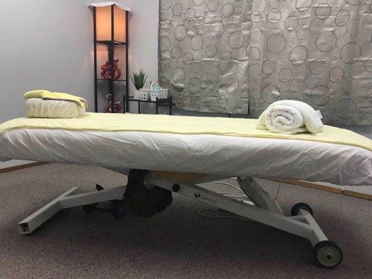 Earthlite Massage Table! 
Comfortable and adjustable