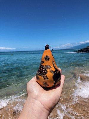 A great souveniur we got is this cute handcarved Hawaiian Gourd !