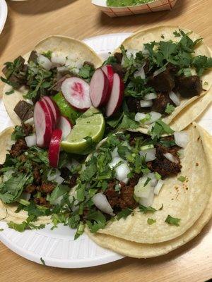 Dos taco de chorizo, taco de lengua, taco de cabeza