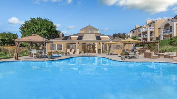 Heated Pool, Spacious Spa, BBQ Area, Fire-pit Lounge