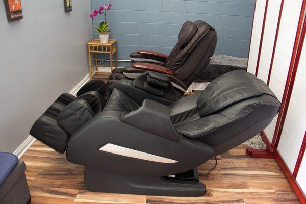 Zero gravity massage chairs elevate your feet to the same level as your heart, minimizing the strain of gravity on your vertebrae