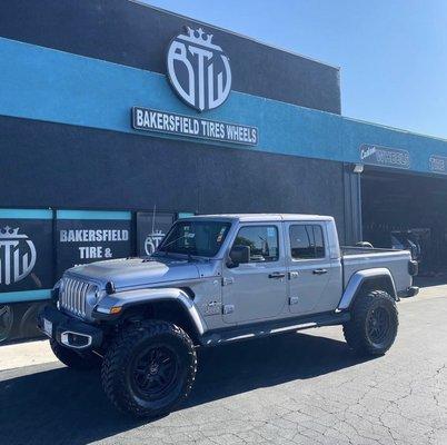 2021 Jeep Gladiator 20x9.5 Wheels with 37" MT Tires on a 3.5" Lift Kit came out perfect