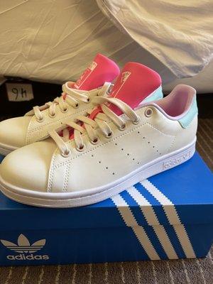 Last pair of these limited edition Stan smiths colorful shoes!