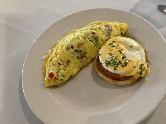 Omelet station & poached egg