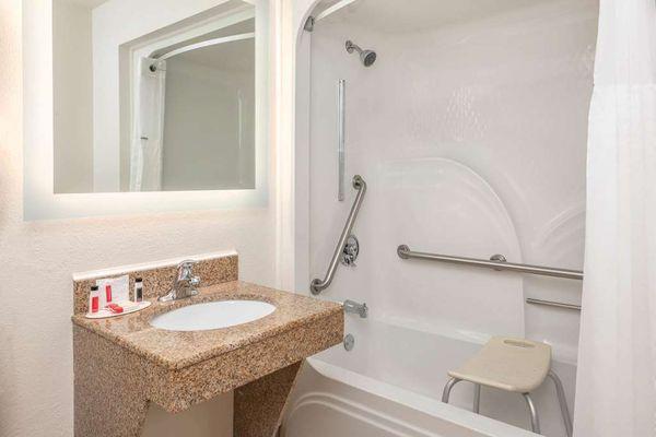 Guest room bath