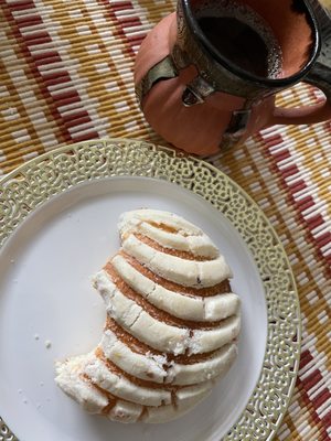 Concha con cafe de olla.