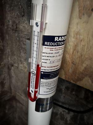 Radon mitigation system manometer